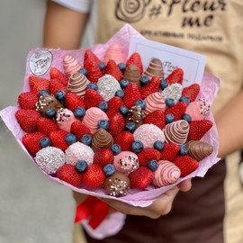 Strawberry bouquet with blueberries "Nice" - M