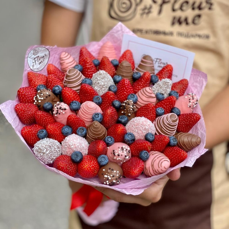 Strawberry bouquet with blueberries "Nice" - M, standart