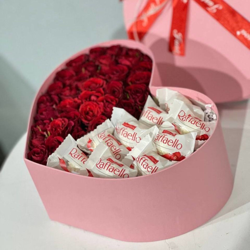 Красные розы в сердце с конфетами Рафаэлло, стандартный