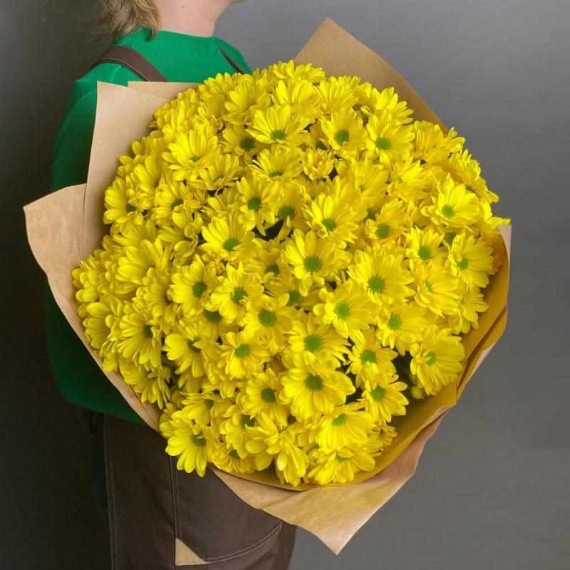 Букет из 15 желтых хризантем кустовых в крафте 45 см, стандартный