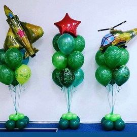 Әскерилерге тікұшақ пен истребитель бар әуе шарларының композициясы