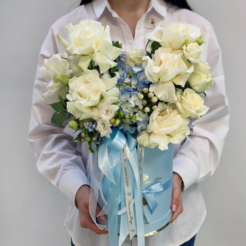 White angel wings box of roses and blue hydrangea, standart