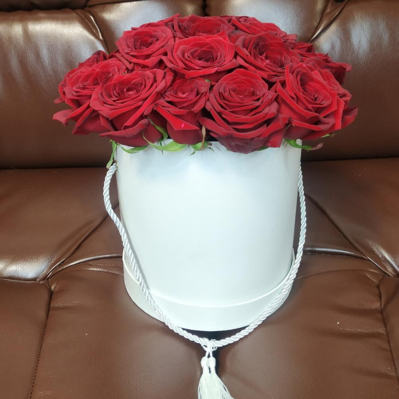 Hat box with 21 roses, standart
