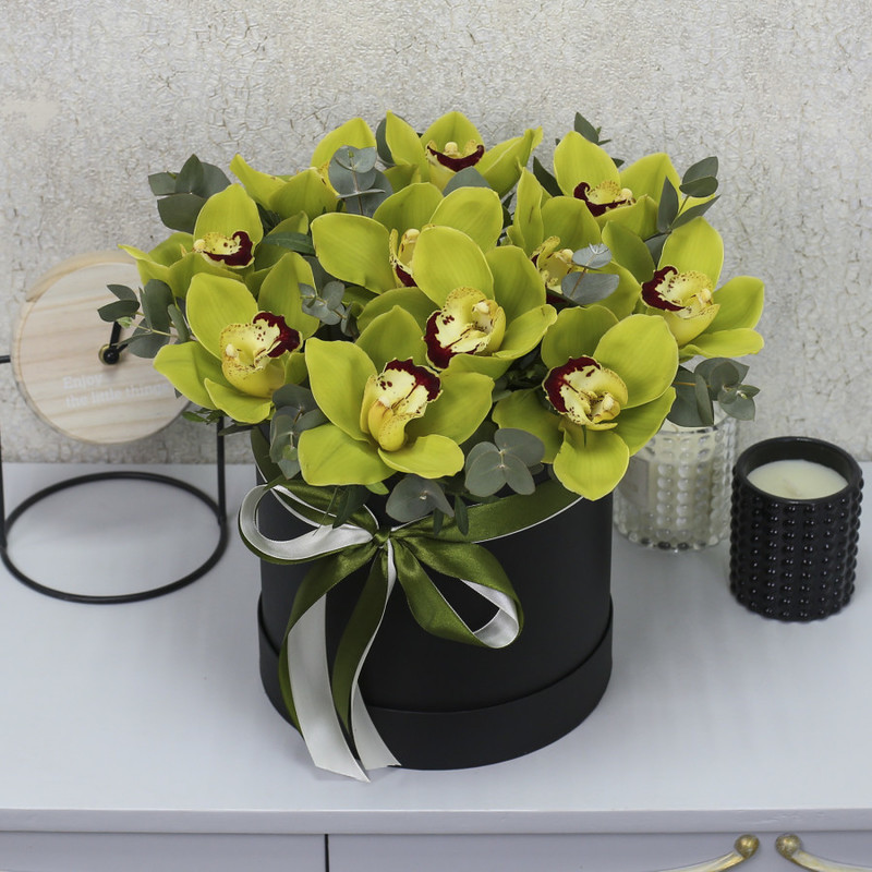 11 зеленых орхидей с эвкалиптом в коробке "Тропические бабочки", стандартный