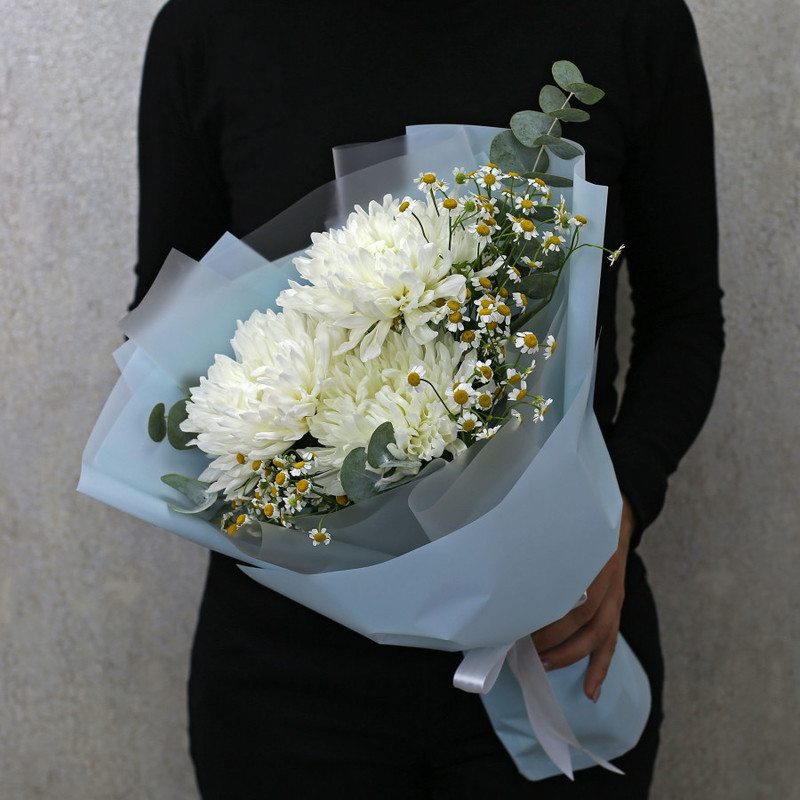 Bouquet of 3 white single-headed chrysanthemums with chamomile in designer packaging, standart