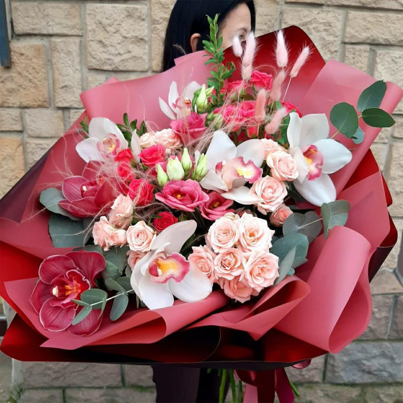 Букет с орхидеями, кустовыми розами, эустомой и сухоцветами "Бордо", стандартный