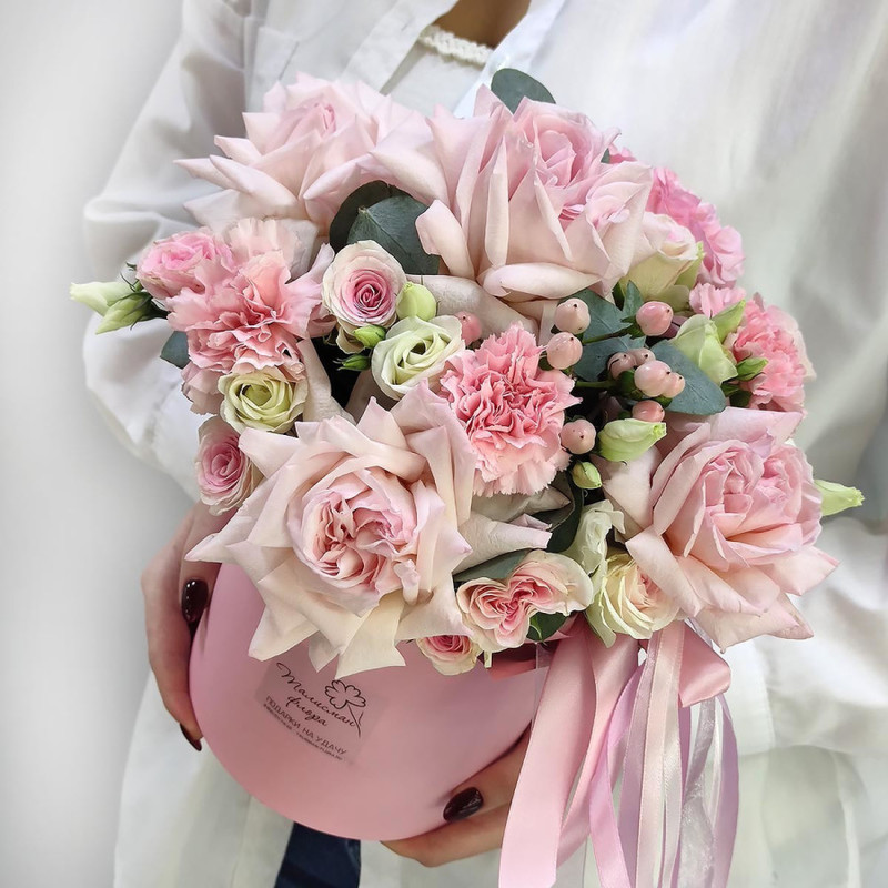 Sweet and tender - a bouquet in a hat box, standart