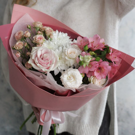 Букет с розами и хризантемами «Pink love»