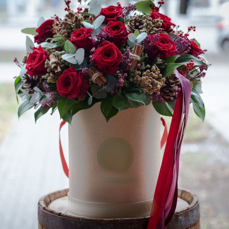 Box with classic red roses, standart