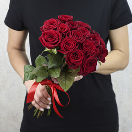 15 красных роз "Ред Наоми" 40 см