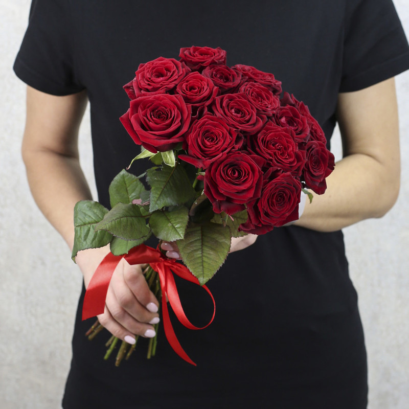 15 красных роз "Ред Наоми" 40 см, стандартный