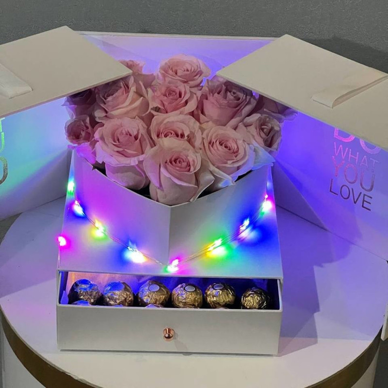 Букет роз с конфетами Ферреро Роше в коробке-сюрприз, стандартный