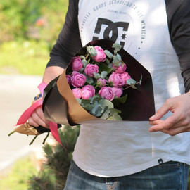 Пионовидные кустовые розы Мисти Баблс с эвкалиптом в дизайнерской упак