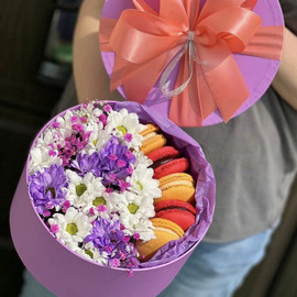 Bouquet with macaroons