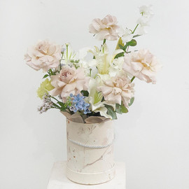 Quivering nature flowers in a hatbox