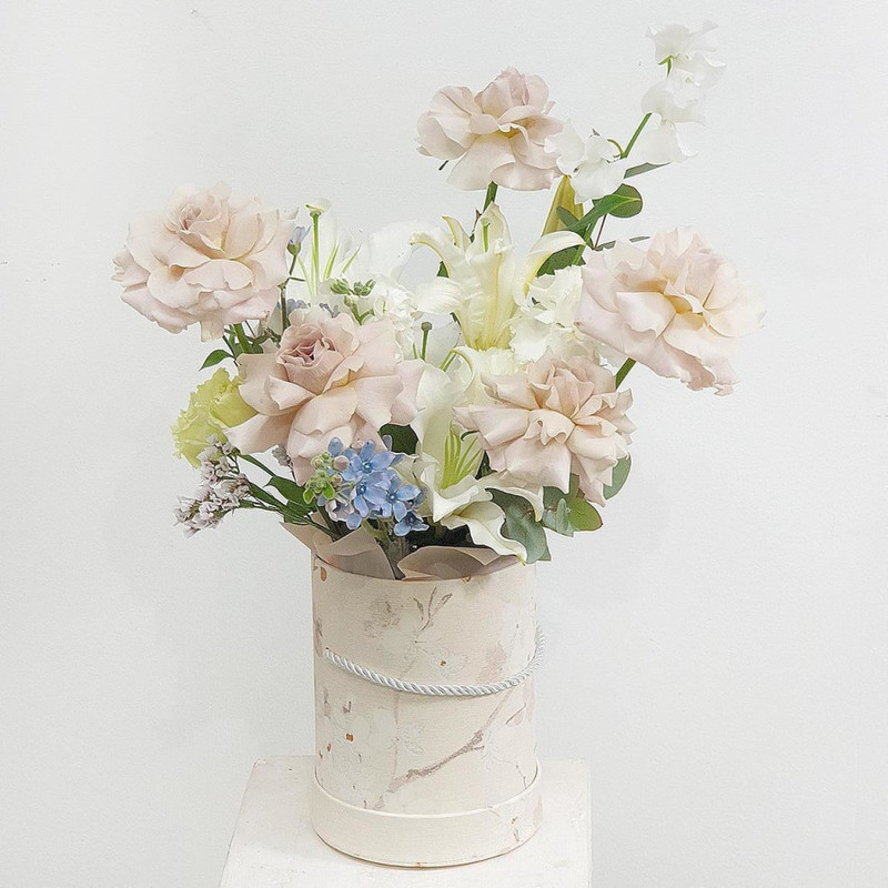 Quivering nature flowers in a hatbox, standart