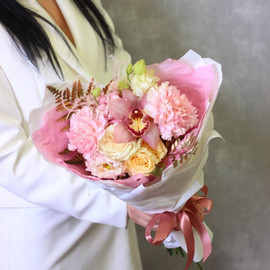 Авторский сборный букет с орхидеей, розовыми диантусами и кустовой розой Трейси