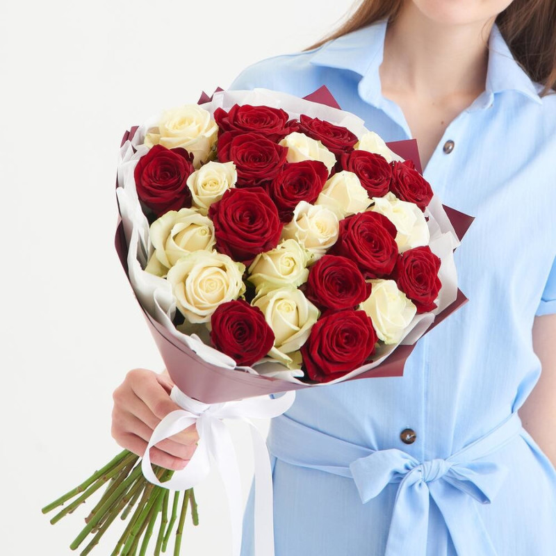 Букет из 25 белых и красных роз в дизайнерском оформлении 50 см, стандартный