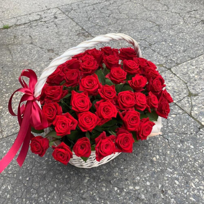Basket with 51 red roses, standart