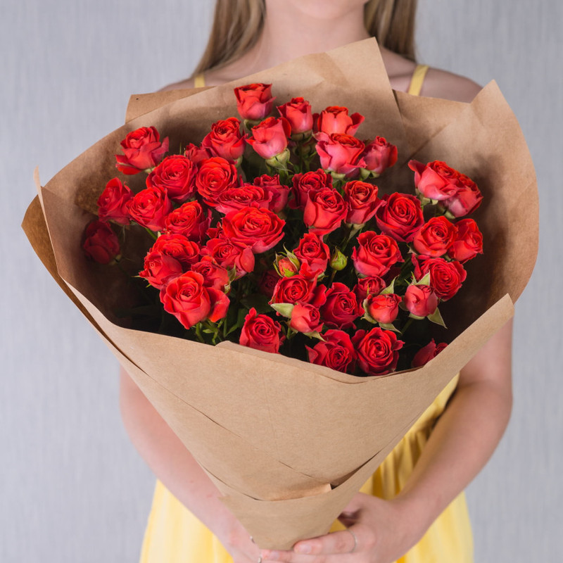 Bouquet of red spray roses, standart