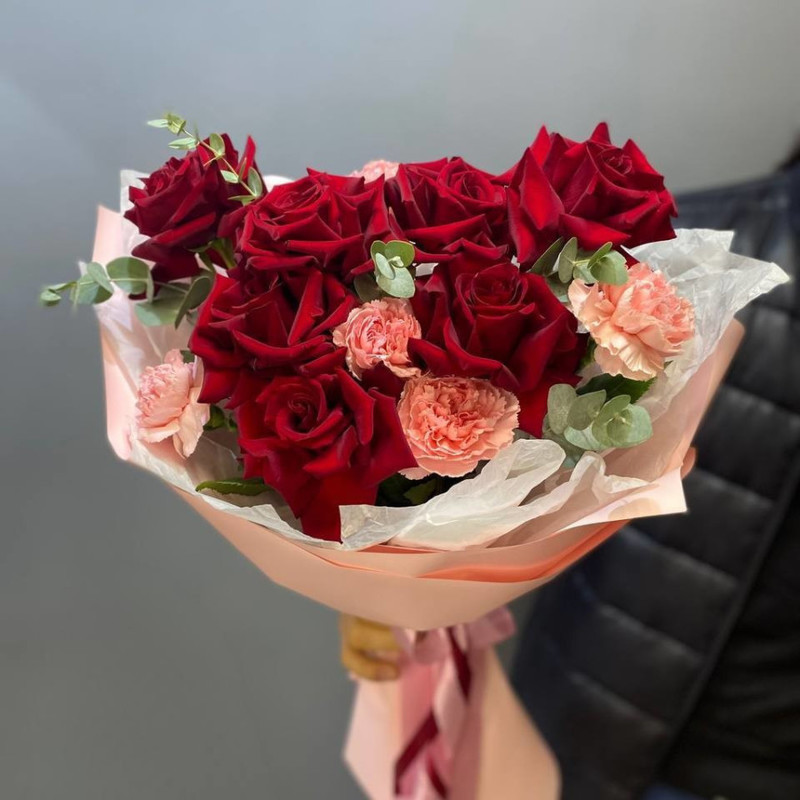 Дуо-букет с французскими розами, диантусами и эвкалиптом, стандартный