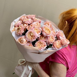 Букет из  пионовидных кустовых роз