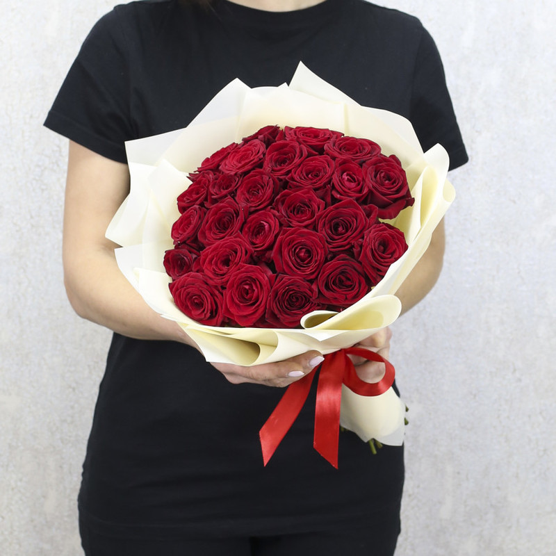 25 красных роз "Ред Наоми" 40 см в дизайнерской упаковке, стандартный