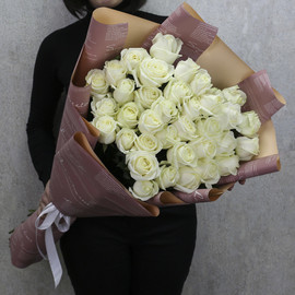 35 белых роз "Аваланч" 80 см в дизайнерской упаковке