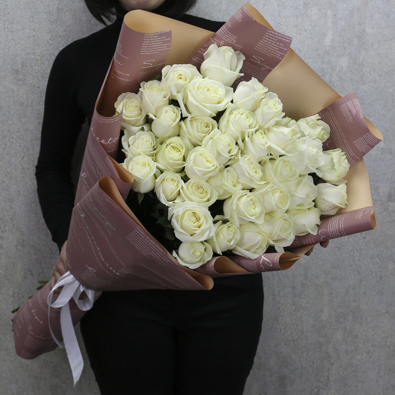 35 белых роз "Аваланч" 80 см в дизайнерской упаковке, стандартный