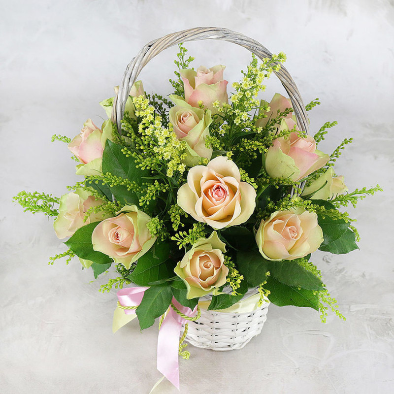 Composition of green-pink roses 15 solidago pieces in a basket, standart