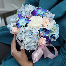 Flower arrangement with dendrobium and blue hydrangea