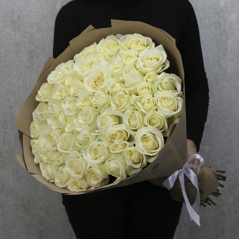 51 белая роза "Аваланч" 70 см в крафт бумаге, стандартный