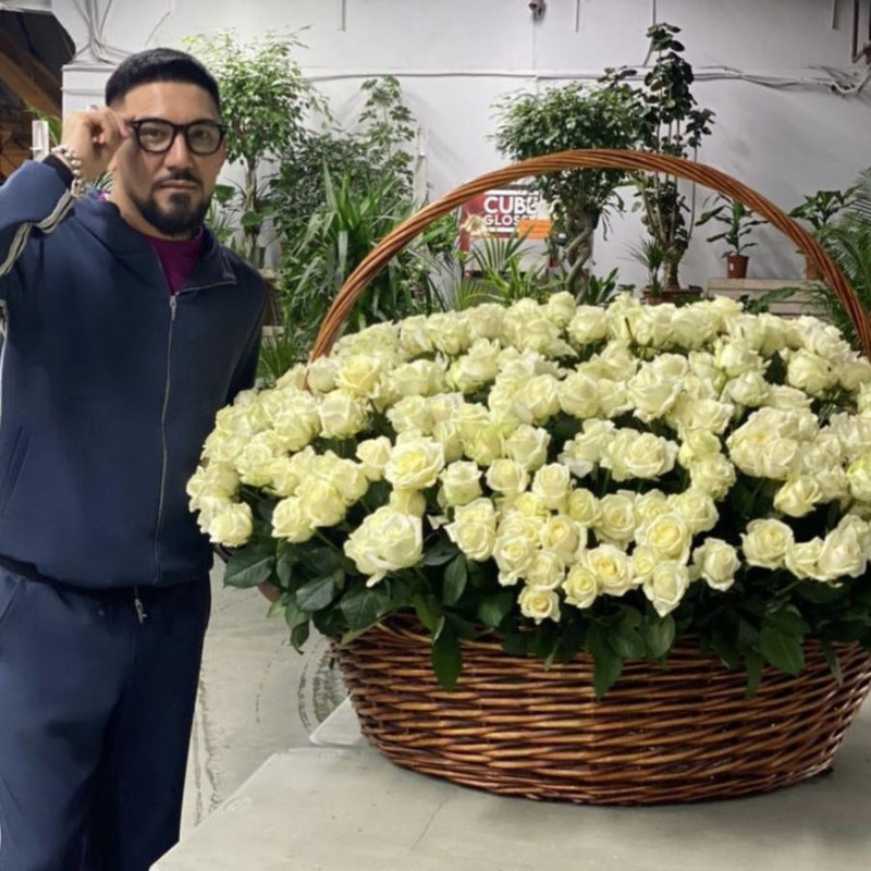 501 white roses in a basket, standart