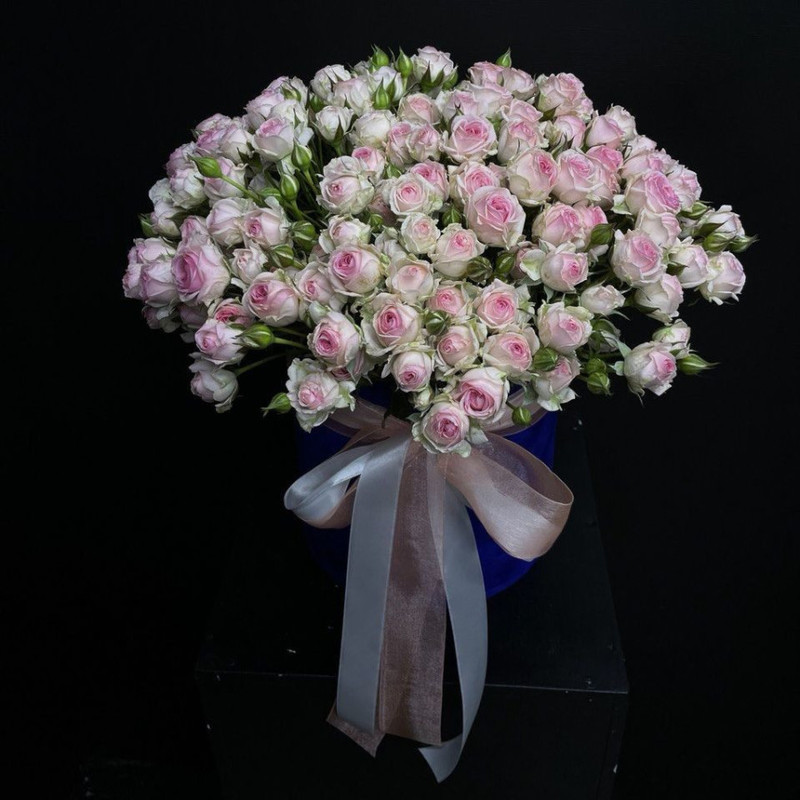 Composition in a hat box of spray roses "Tender kiss", standart