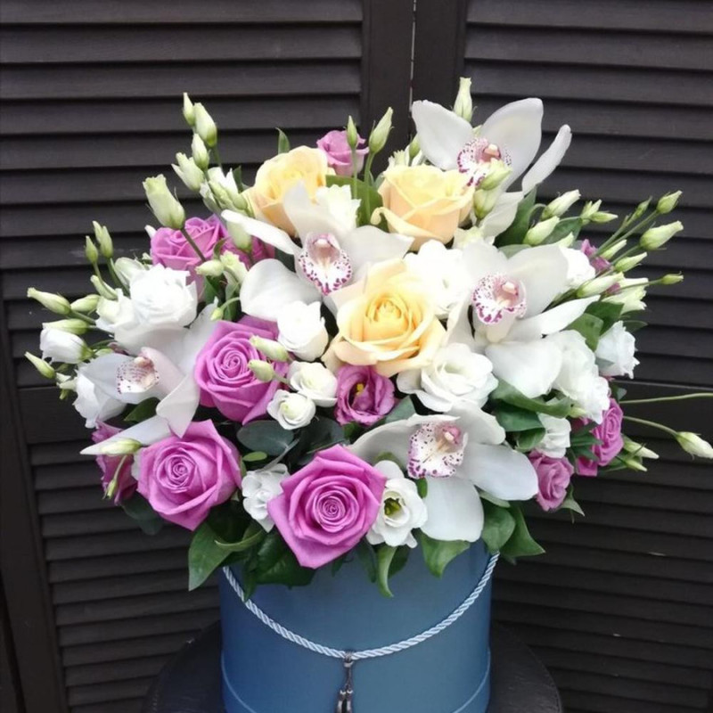 Flower arrangement in a hatbox, standart