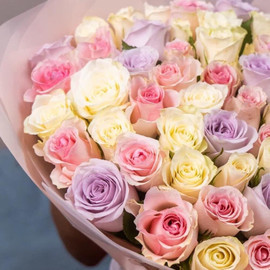 Buket iz 51 fioletovoj, rozovoj i zheltoj rozi v dizajnerskom oformlenii 50 sm