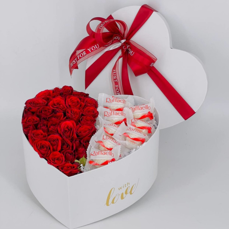 Розы в коробке с конфетами Рафаэлло для любимой на 14 февраля, стандартный