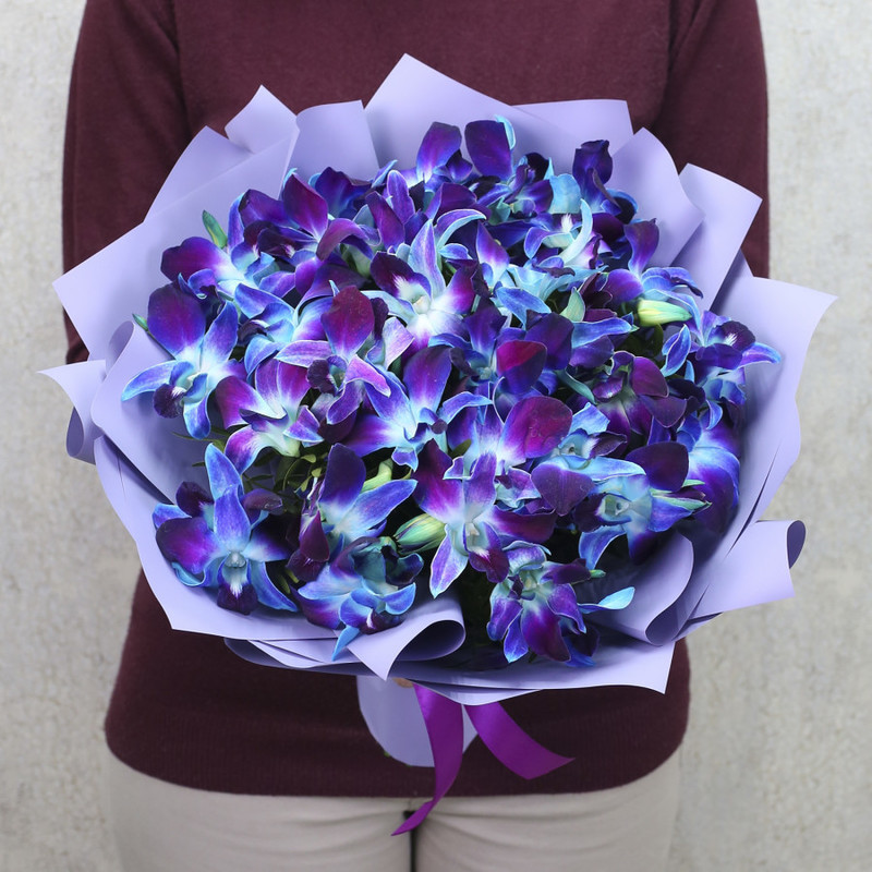Букет синих орхидей в дизайнерской упаковке "Сапфировый изыск", стандартный