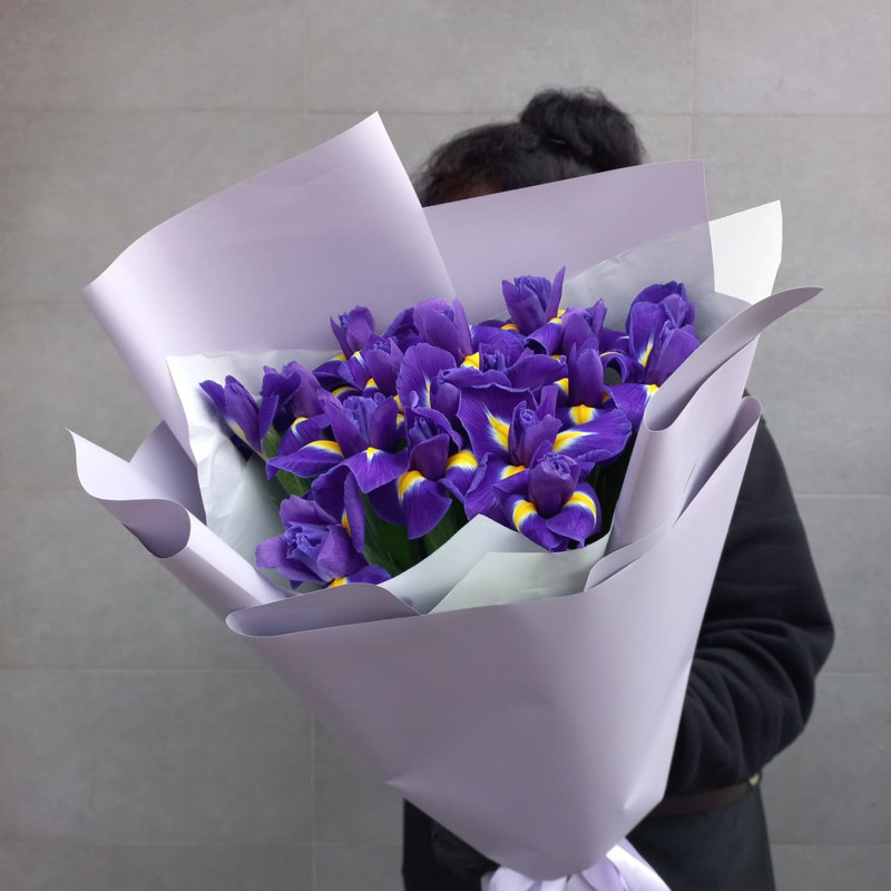 Bouquet of 17 irises in decoration, standart