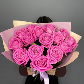 Букет из 15 розовых роз в дизайнерском оформлении 50 см