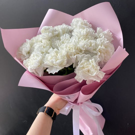 Mono-bouquet of white dianthuses