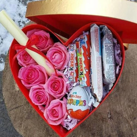 Букет в коробке сердце с шоколадками