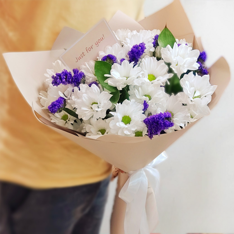 Bouquet of chrysanthemums and statice, standart
