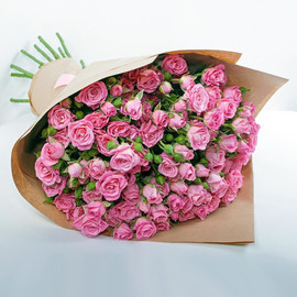 19 нежно-розовых кустовых роз 60 см в крафте