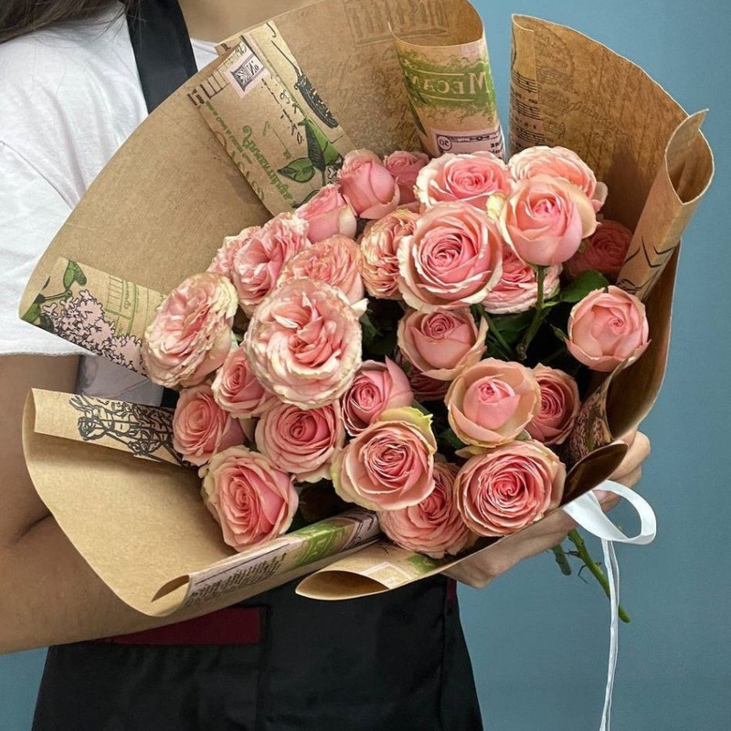 Букет пионовидных кустовых роз с оформлением в крафт, стандартный