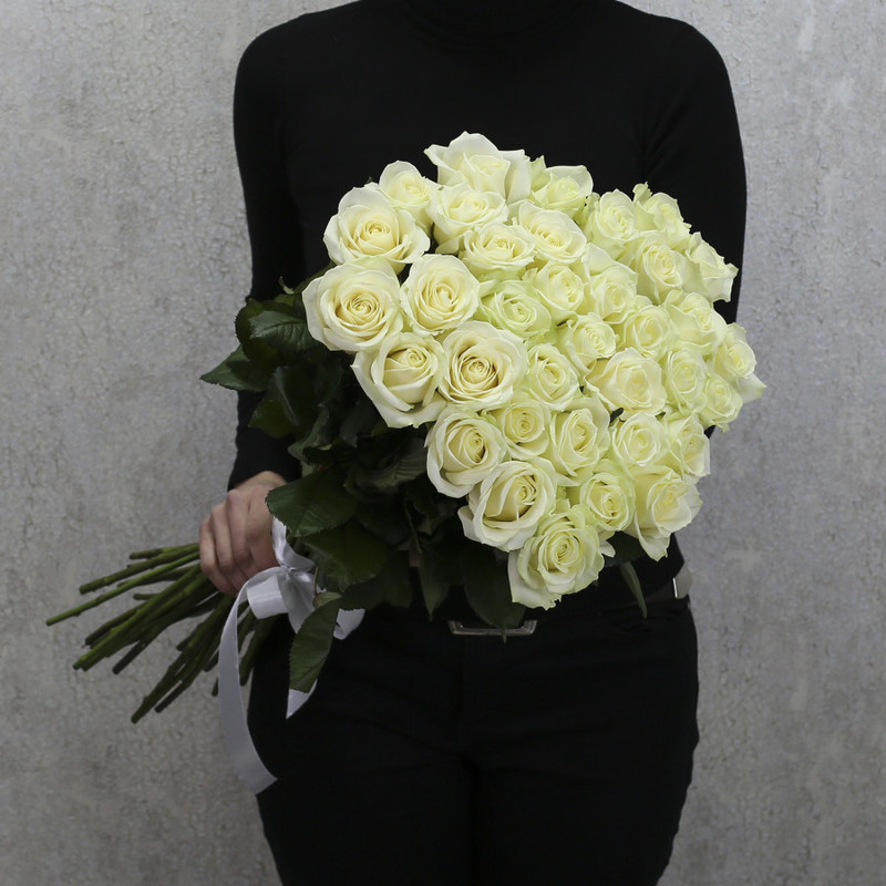 35 белых роз "Аваланч" 70 см, стандартный