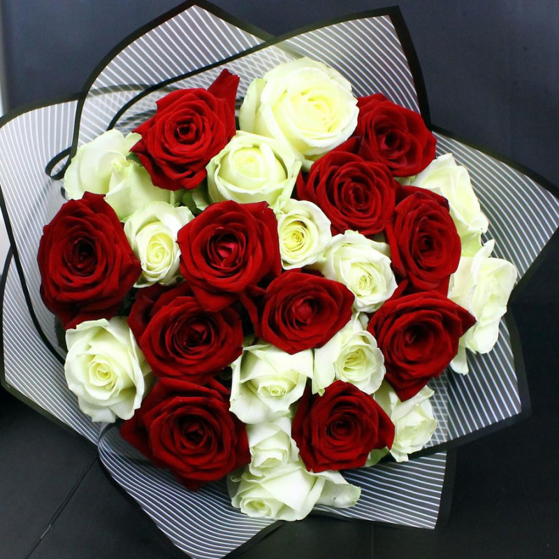 Букет Яркий микс из красных и белых роз, стандартный