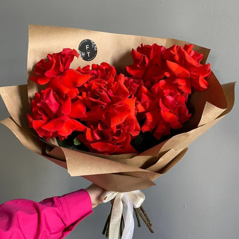 Bouquet of scarlet French roses, standart