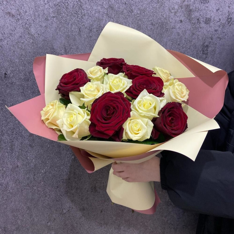 Bouquet of 15 red and white roses 50 cm, standart