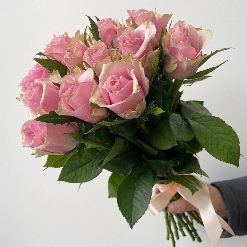 Букет из 15 маленьких роз под атласную ленту, артикул: 333079238, с  доставкой в город Сызрань